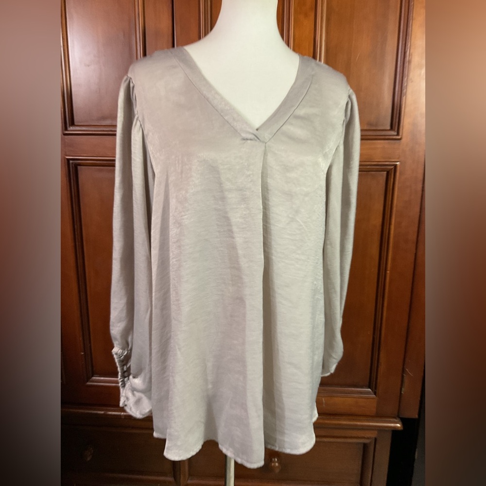 collection by cezele Women’s Size Medium Silver Gray Silky Top Gorgeous Gathered